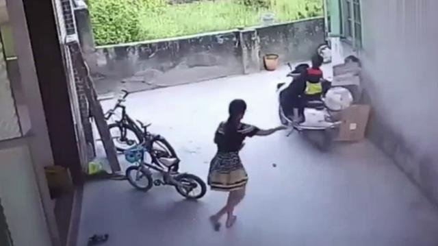 妈妈把儿子留在电动车上，结果5秒后悲剧的一幕发生了！（使用 秒拍 录制）...