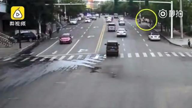 交通安全 交通万象 汽车被摩托车撞，反而被要求赔偿6000元，究竟是为什...