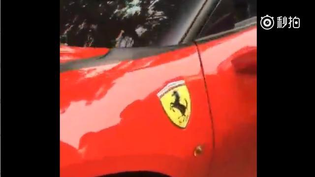 汽车有态度 路边法拉利被一骑电动车的碰了一下，一大块漆没了，最后车主说：...