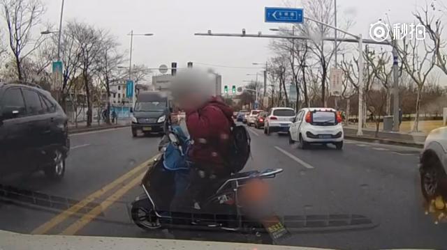 交通安全 一电动车违章在机动车道上行驶，后车好心提醒他让出机动车道，没想...