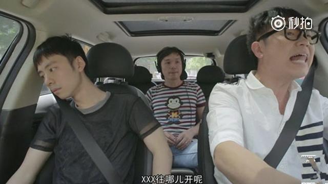 SUV车主马路上下车直接对摩托车拳脚相向
