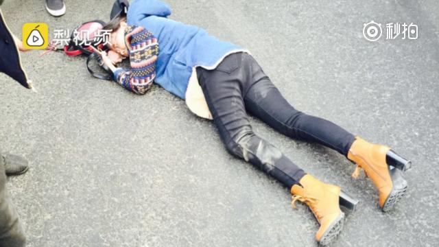 哈尔滨身边事【轿车2次路遇同一电动车 车主被剐又遭碾】哈尔滨一电动车剐蹭...