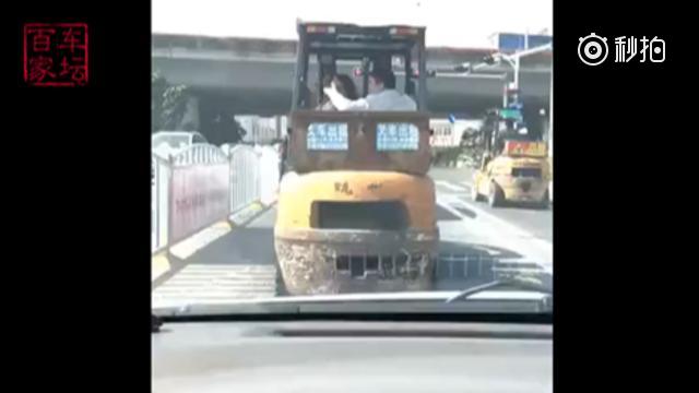 开铲车都能泡到妹子了，还开什么跑车？车轮上的中国 （使用 秒拍 录制） ...