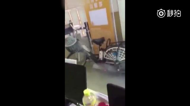 电动车电瓶自燃爆炸，场面惊人啊  ​