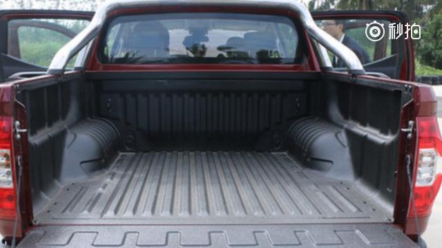 2.8T的“泥地皮卡”！一脚油门，让你怀疑人生！柴油太疯狂了