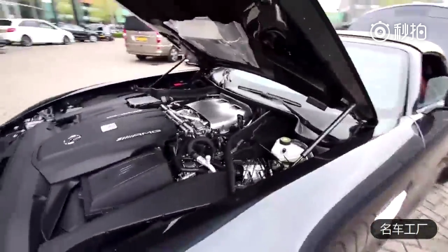 奔驰敞篷跑车，车主按下钥匙后就明白钱花的值了！