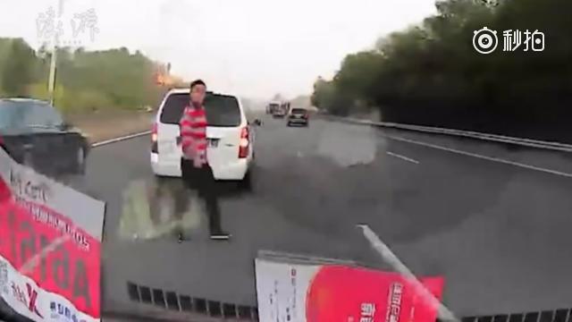 交通安全 一辆五菱宏光小车疑似撞到别克车反光镜，在高速上5次被别，2次被...