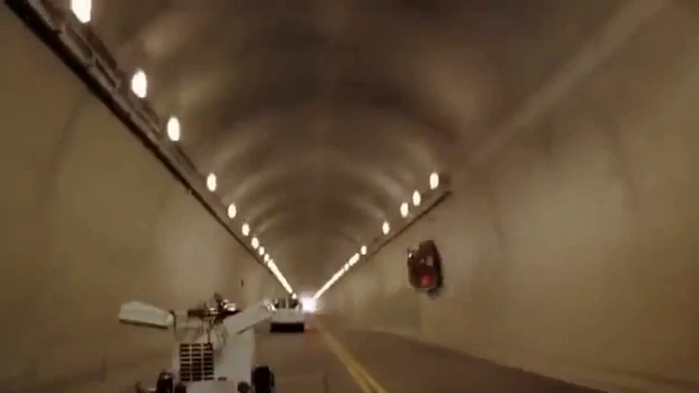 梅赛德斯奔驰跑车隧道内挑战地心引力！汽车街拍长春车天下  ​