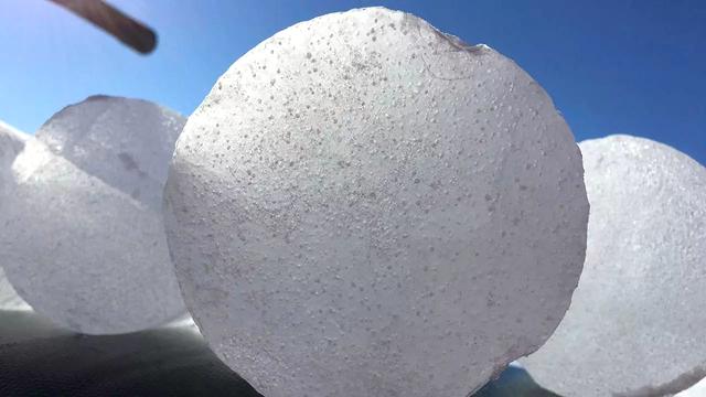 从南极艾伦山钻出的远古冰芯中蕴含的气泡。YUZHEN YAN