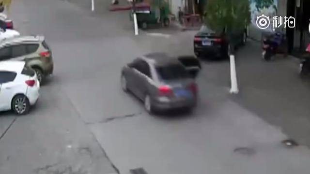 交通安全 开车不关车门，车主心够大的 ​