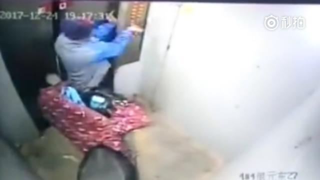 【怒！电梯无法塞下电动车，杭州一大爷突然拿出车锁狠砸过去 】有网友爆料...