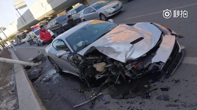 【老板500万新买法拉利，司机因不熟悉失误撞路灯杆】12月27日下午3点...