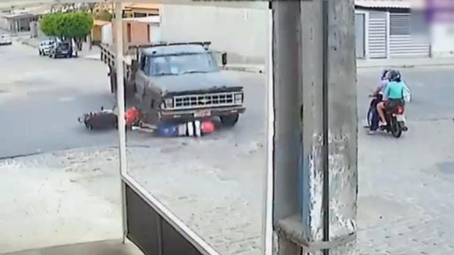 【实拍：摩托车司机撞入卡车底盘奇迹生还 步行离开现场】12月20日，巴西...