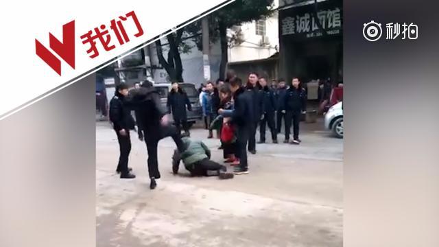 武漢一攤販占道經(jīng)營(yíng)遭城管猛踹 當(dāng)事城管被停職停崗