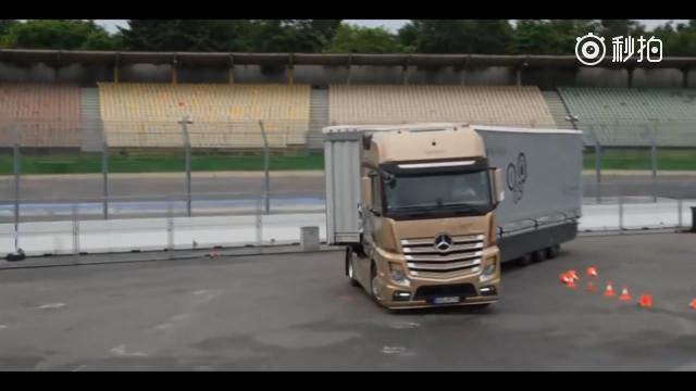 F1车手驾驶卡车， 全程手忙脚乱   ​
