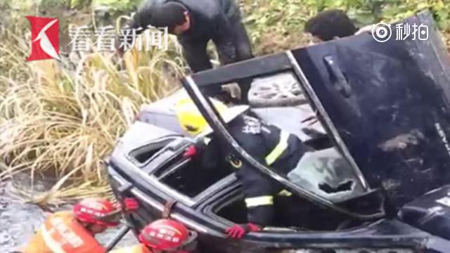 越野车翻入臭水沟 热心市民合力救人