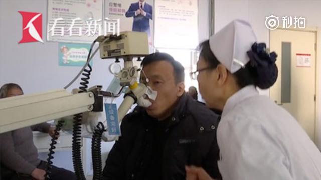 护士为病人做检查动作浮夸走红
