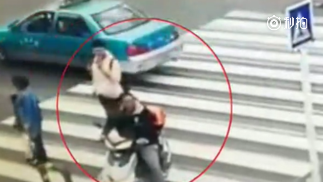 电动车男子在斑马线等候通行，监控拍下这心痛的一幕！