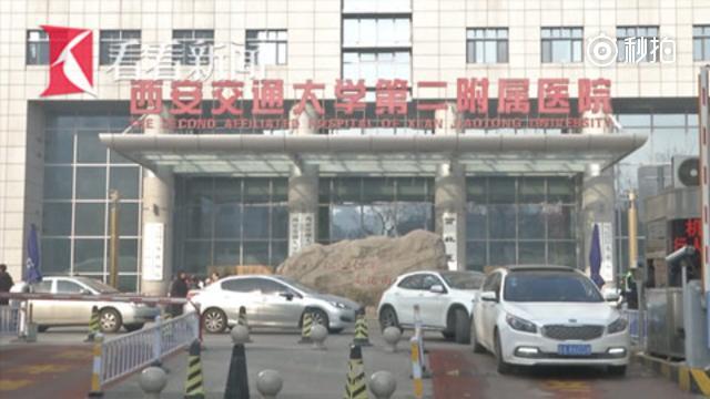 带病工作10小时 医生手术间隙打点滴