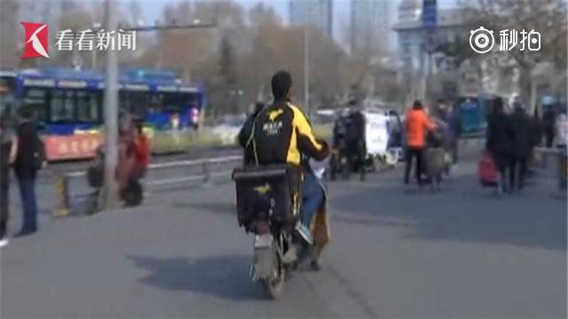 外卖店主煤气中毒 外卖小哥伸援手