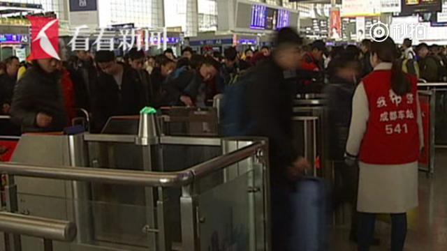 动车突然停车"等人" 众人却纷纷点赞