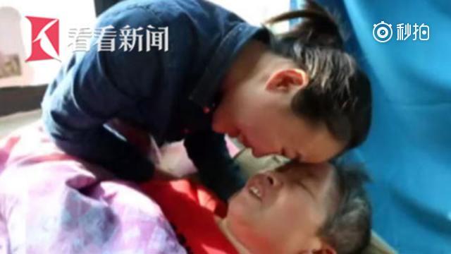 孝顺女孩“带”植物人母亲上大学