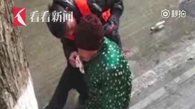 7旬老太摔倒鼻血流 环卫工上前搀扶