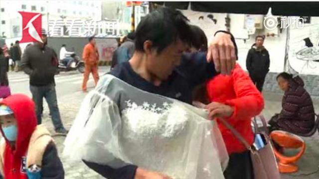 8岁儿子患白血病 父亲穿婚纱救子
