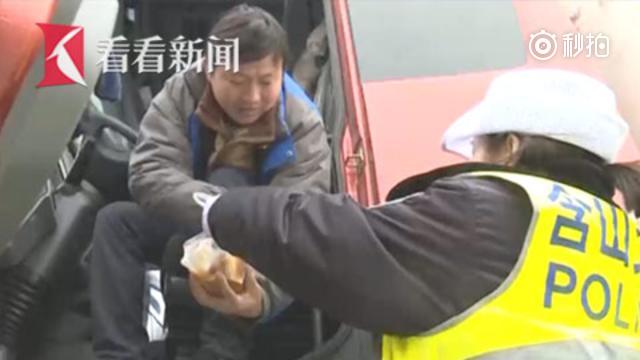 暴雪致百余车滞留 交警给司机送热饭