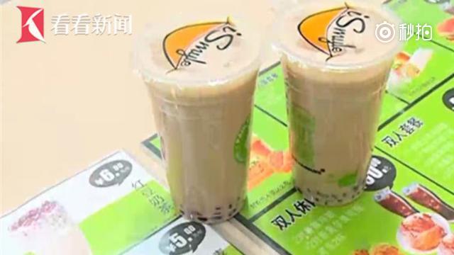 市民点奶茶给扫雪工 老板亲送赠4杯