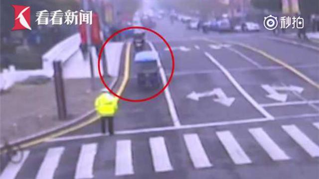 为让老人吃热饭违章被拦 警车接力
