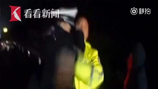 男孩车祸受惊 交警给他戴警帽手护耳