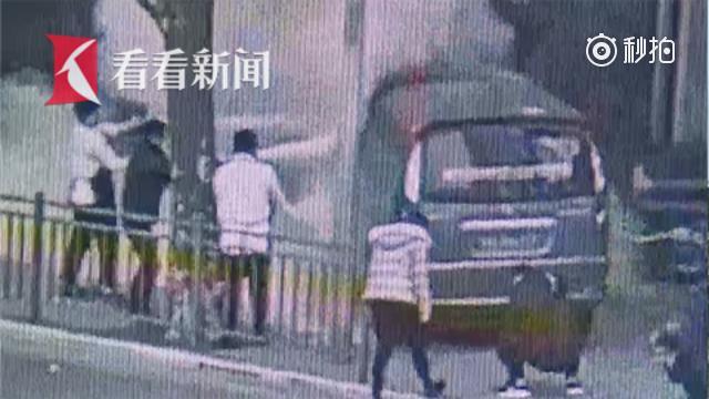 车祸中店员见义勇为 抗出灭火器救人