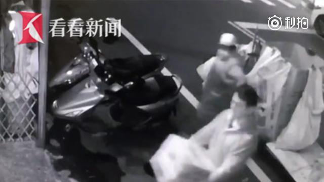 回收废品的婆婆为震区灾民送泡面