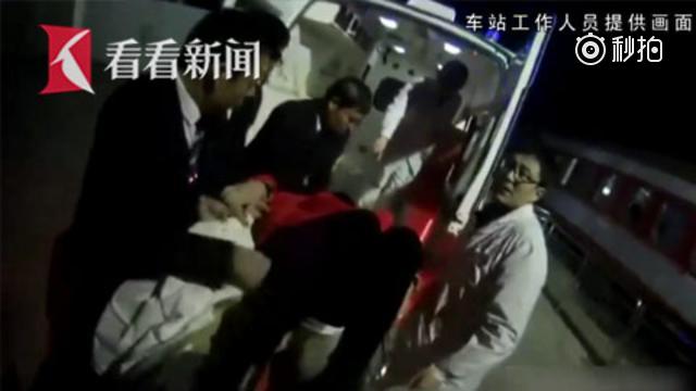 女乘客从卧铺摔下 火车紧急停靠救治