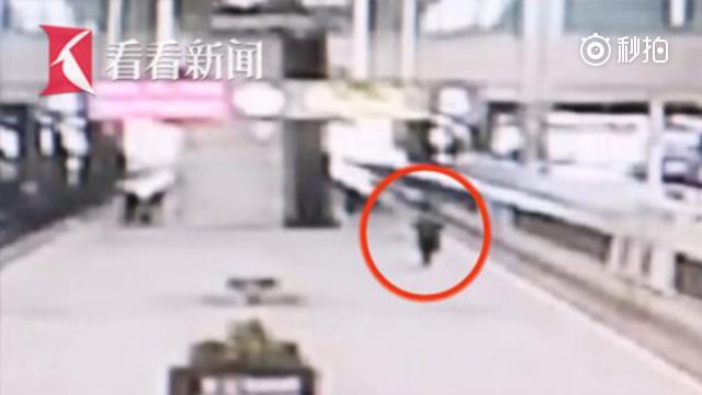 列车启动前客运员搂住女孩化险为夷