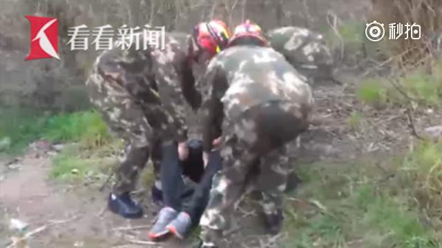 男子跳河轻生 消防脱衣为其保温