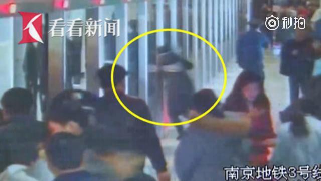 女孩撞上安全门瞬间晕厥 路人太暖心