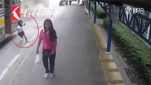 公交车起步时下车 少女脸朝下摔倒