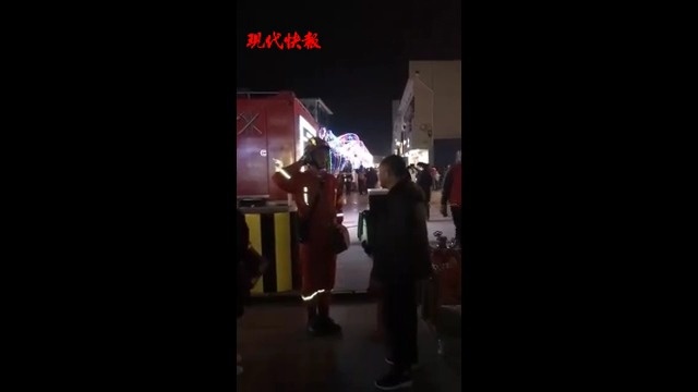 泪目！执勤意外看到父母 消防战士流泪用军礼致敬