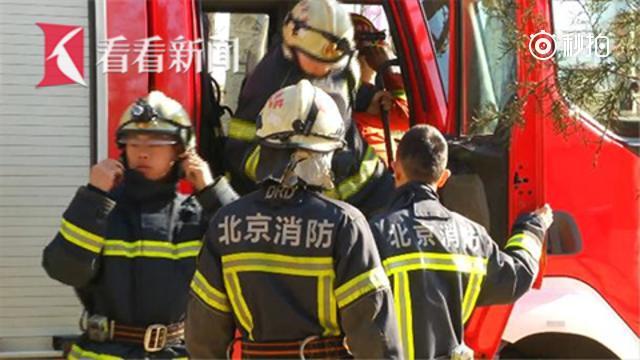 消防战士过年守庙会 6年没回家过年