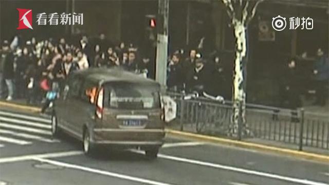慌乱中路人抱团灭火赢救援时间