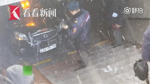 俄罗斯男子打赌 竟开车冲入地下通道