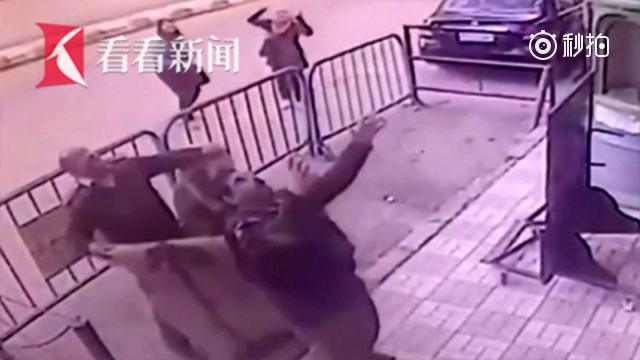 埃及5岁男孩不慎坠楼 路过巡警接住