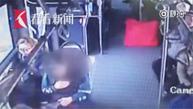 患病乘客晕倒 公交车化身急救车送医
