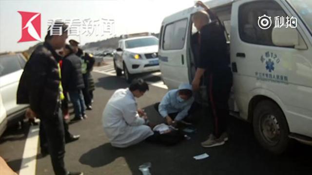 女童高速上晕厥抽搐 交警“截胡”
