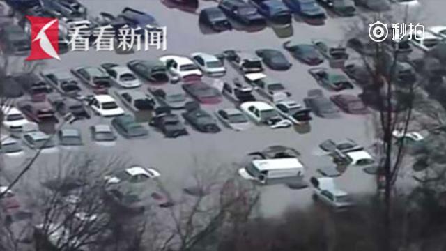 美国暴雨 百辆汽车泡水仅剩车顶露头