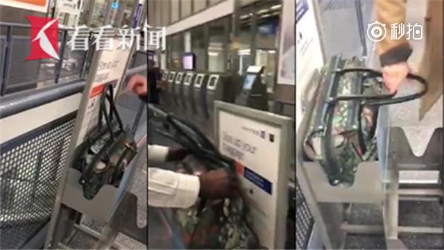 【美联航刁难称行李太大 乘客亲身演示痛批“睁眼说瞎话”】美国联合航空的职...