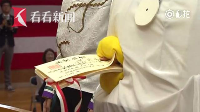【画风不对?日本学校毕业典礼摇身一变成Cosplay大会】3月,樱花即将...