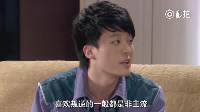 张伟头戴摩托头盔开敞篷跑车追求漂亮交警, 2天换来4张罚单!（使用 秒拍...